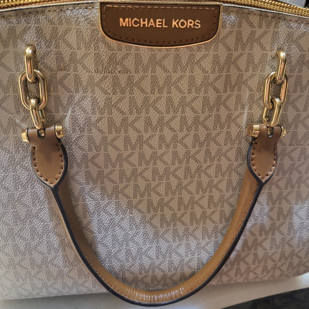 🎉🎉SOLD OUTSIDE OF POSHMARK 🎉🎉Michael Kors Handbag